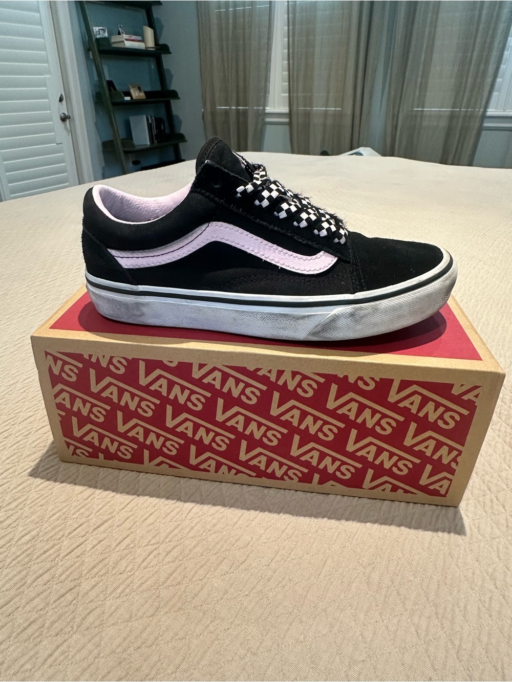 Vans Women’s Black with Light Pink Old Skool Sneakers